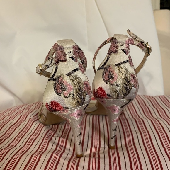 Kelly and Katie Kirstie embroidered cherry blossom - Picture 4 of 7